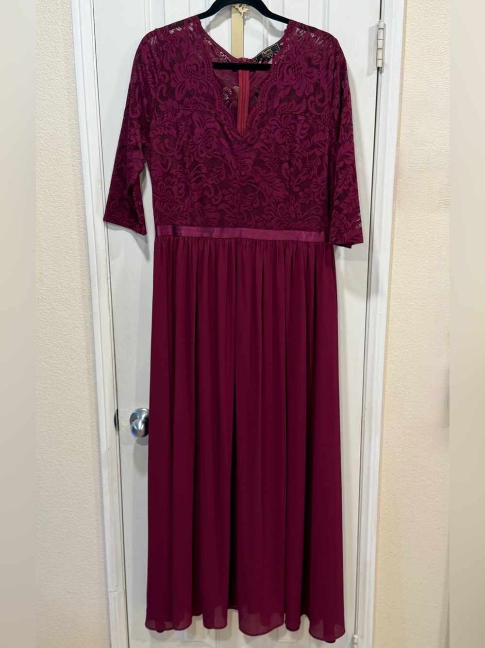 Elegant Burgundy Lace Bodice Maxi Dress XL